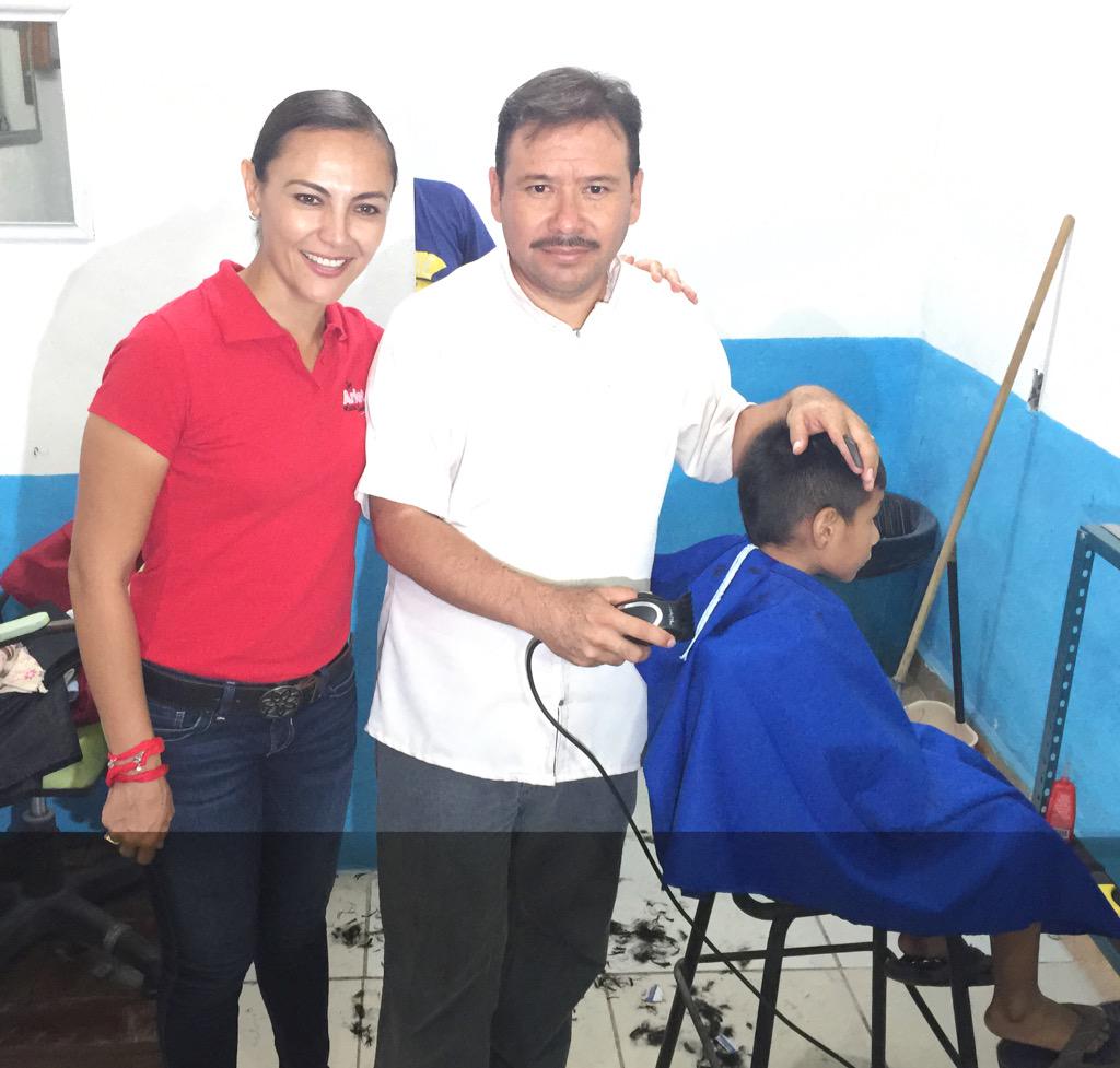 ArletMolgoraG's tweet photo. Gracias por recibirme esta noche en sus casas paisanos, sus muestras de cariño me fortalecen. #CuentanConmigo http://t.co/kQGQclN6J3