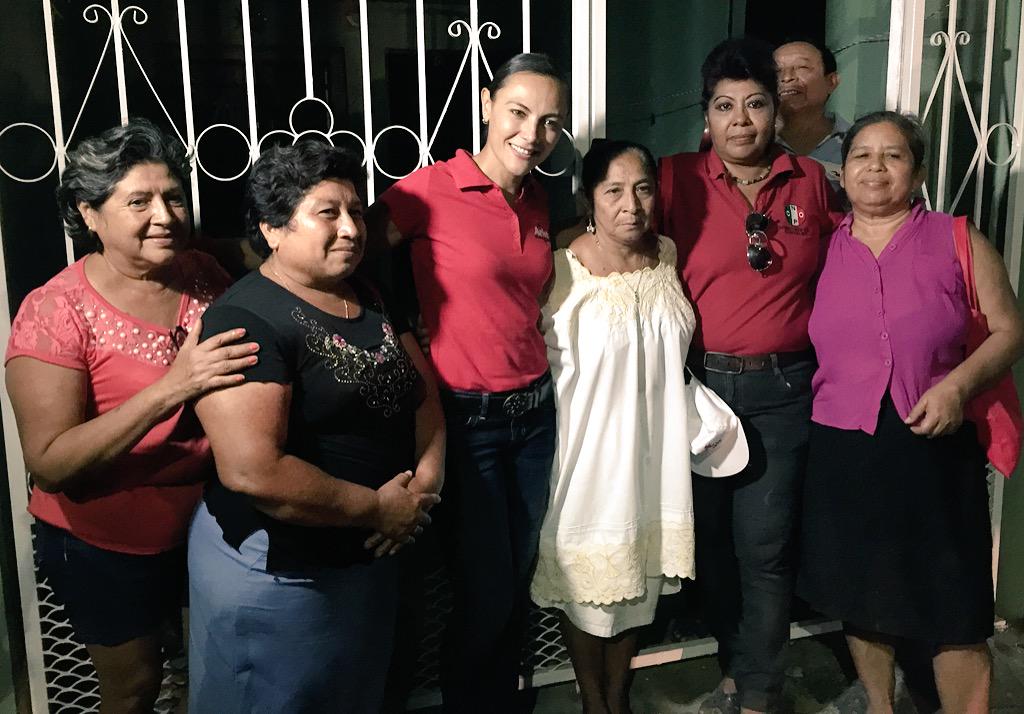 ArletMolgoraG's tweet photo. Gracias por recibirme esta noche en sus casas paisanos, sus muestras de cariño me fortalecen. #CuentanConmigo http://t.co/kQGQclN6J3