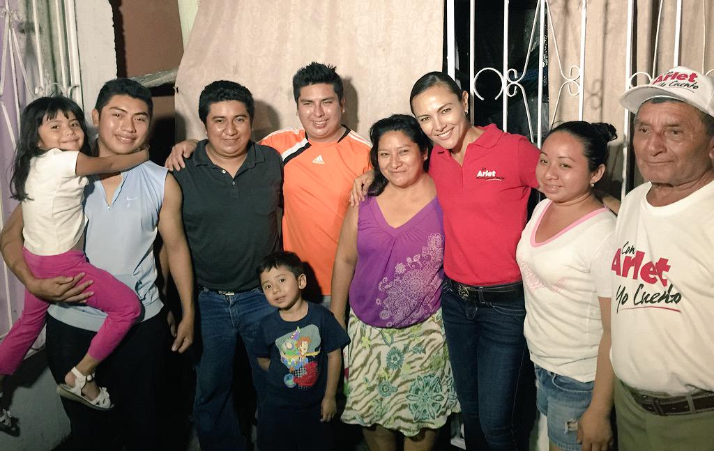 ArletMolgoraG's tweet photo. Gracias por recibirme esta noche en sus casas paisanos, sus muestras de cariño me fortalecen. #CuentanConmigo http://t.co/kQGQclN6J3