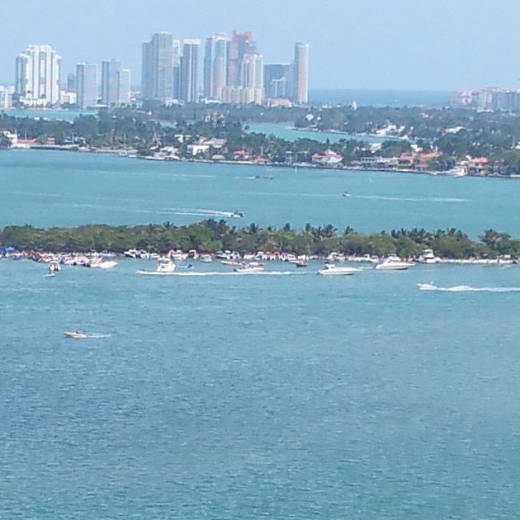 GetToKnowMiami's tweet image. Love #NixonSandBar ? We'll venture off on a Water Taxi serving drinks, fun, &amp;amp; sun! ☀️🍺💦🍹 #Miami #KeyBiscayne
