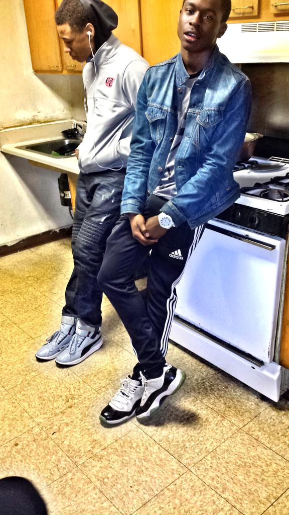 EB_4500's tweet photo. "@KWA_Kmoney: I Cant Judge Who Had It Harder😦👐 , We Juss Had It Different😎🔫🔪💰 #KMoney💰 #KStacks💸 @cloutboikeleaf http://t.co/ShbVRRYEDH"⛽🅰🆖😎