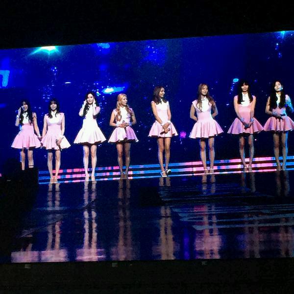 yyoonaim's tweet photo. It was priceless to see sones' smile and to see them clapping their hands after our performance. #SNSDmanila http://t.co/RbtidC1YeJ