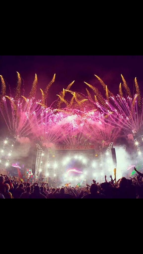LifeAsARaver's tweet photo. ❤️ Electric Love ❤️ http://t.co/w8oVRvdtwE