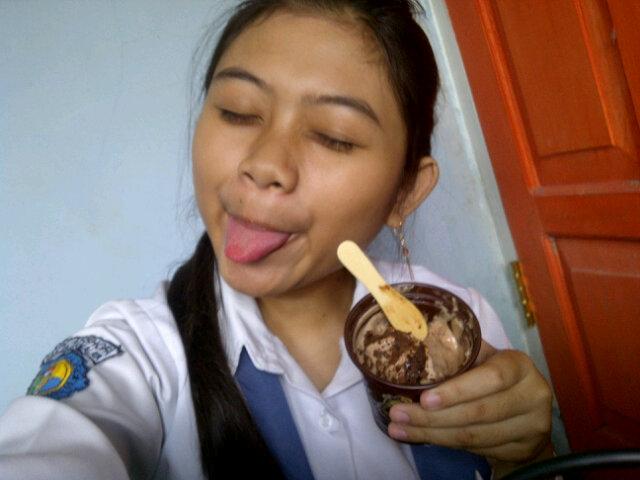 arnefha's tweet photo. Makasih lho eskrim nya :p @LaelasariF http://t.co/7GYB32AtAf