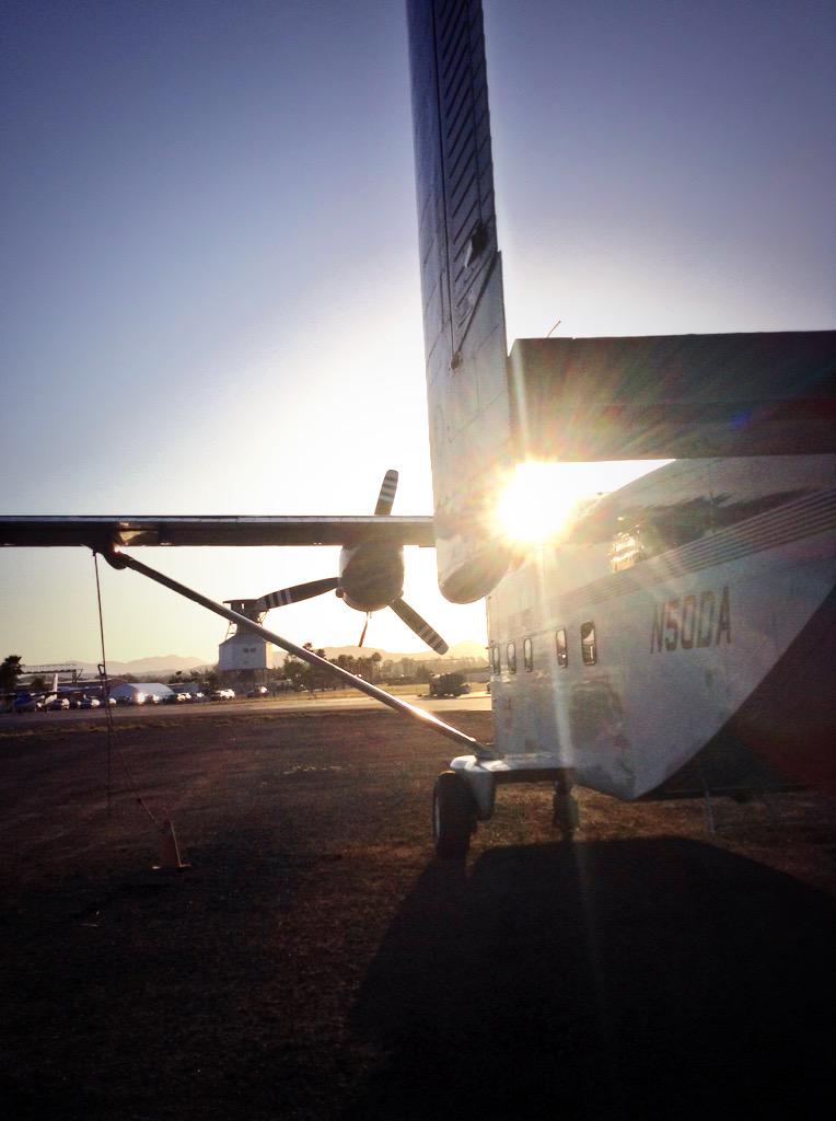 SkydivePerris's tweet photo. Sunset skyvan, anyone? #skydiveperris #sunsetload #sunsetsoda #jumpthesoda http://t.co/0O0VfVy1z2