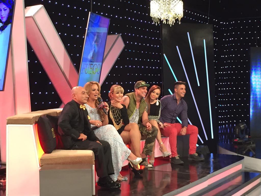 tcsoyelmejor's tweet photo. ¡Estamos de regreso con más de #SoyUnFanVIP!
@Gabypazmino nos cuenta que se viene otra sorpresa para @WachoQuimiTC. http://t.co/PbCcUxfVak