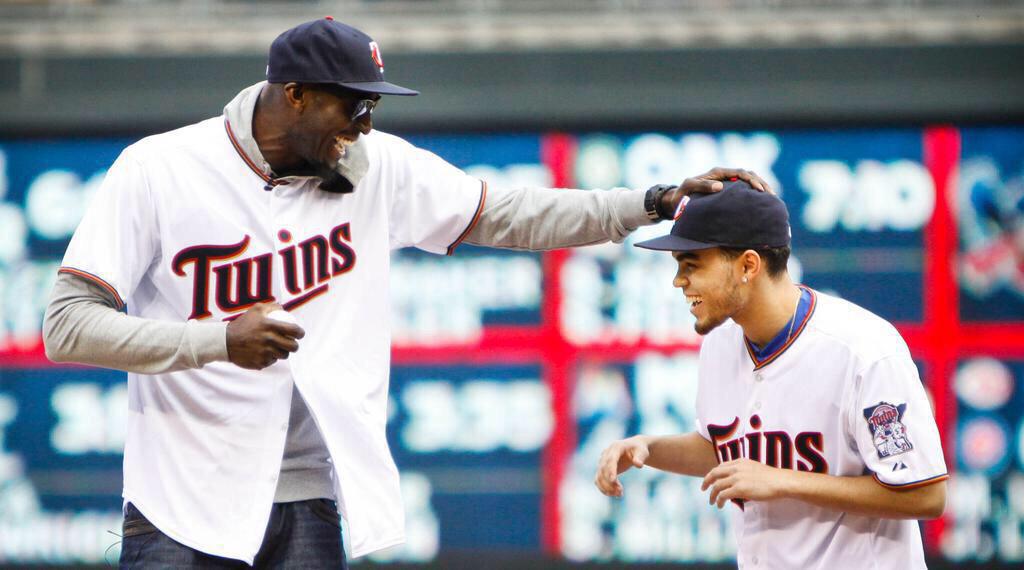 MLBミネソタツインズのユニフォームを着て始球式を行なったケビン