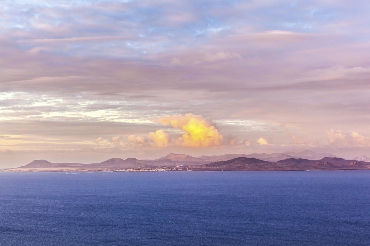 EspanaEnLatam's tweet photo. Buenos días, martes.
“Quién vive ve, pero quien viaja ve más” http://t.co/jXx77w2k9s