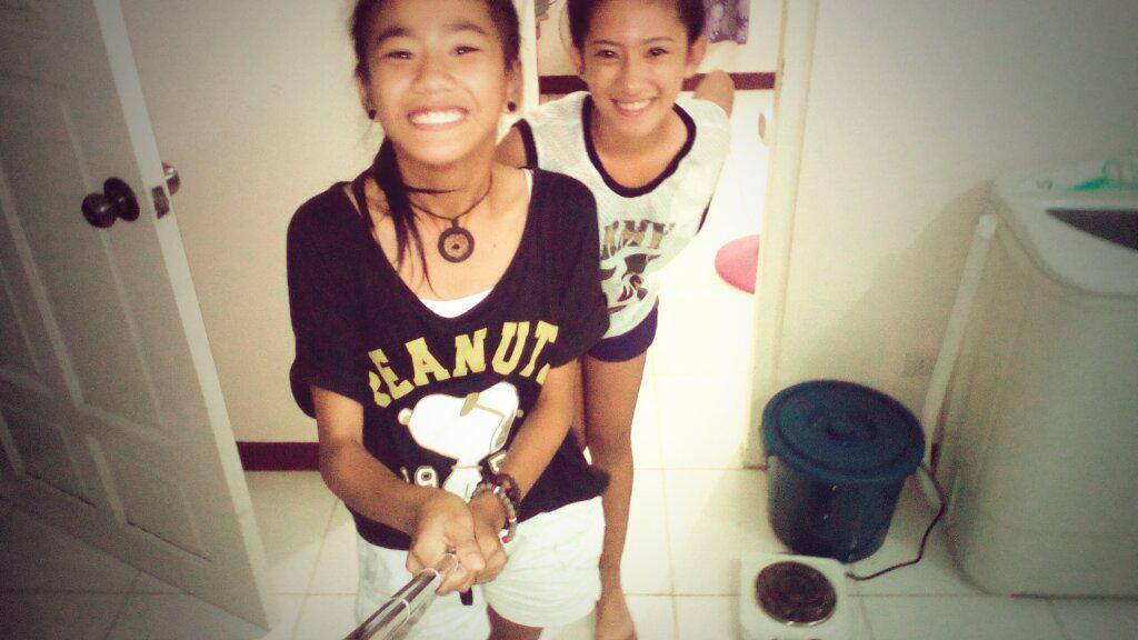 MyChinitacute19's tweet photo. Cousin 👇👇👸👸❤ http://t.co/QW0S9mj7XF