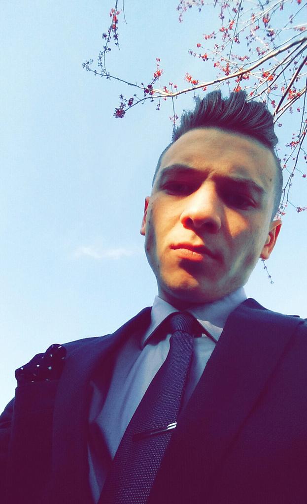 Beezus_Freak's tweet photo. Sometimes I rock suits? Okay #GQSuitWeek http://t.co/juMCN52Kli