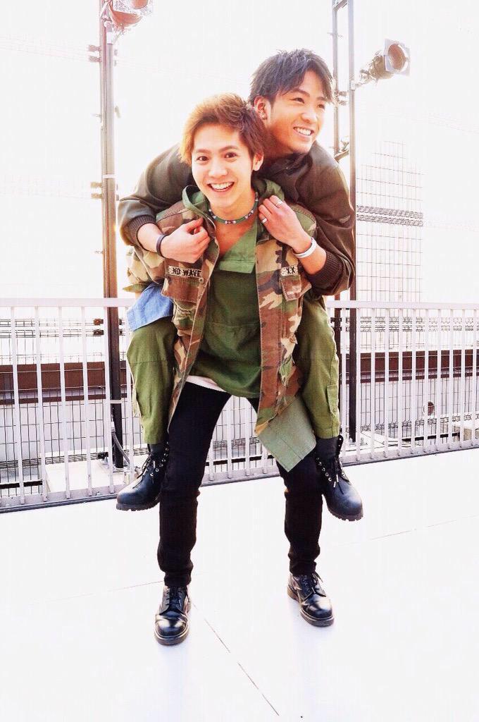 Ryu على تويتر なんだなんだこの2人は いつか龍友君をおんぶするのと 涼太君におんぶされるのが 夢 黙れ 絶対に無理 Gene ボーカルコンビ 数原龍友 片寄涼太 Http T Co Qcyqdxvjix
