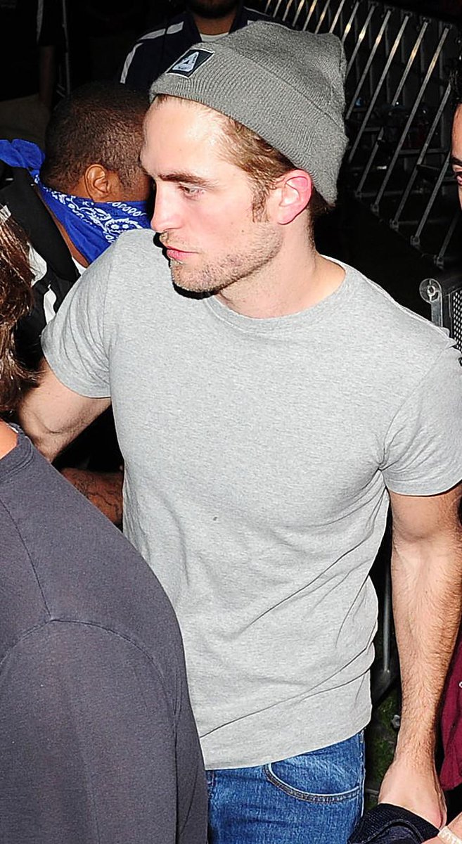 girlstuff411's tweet photo. LOOK AT HIM!!! Rob is the pure definition of discipline to fitness and health.πͺπͺππ₯#GymRob #Gunshow #RobertPattinson http://t.co/5cNTv1ulDJ