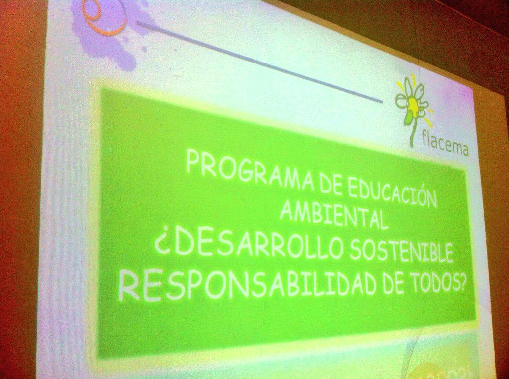 FLACEMA's tweet photo. Los alumnos participan ahora en un taller sobre huella ecológica con los monitores de @Ecomimesis_SCA http://t.co/mdIfLPQrOD