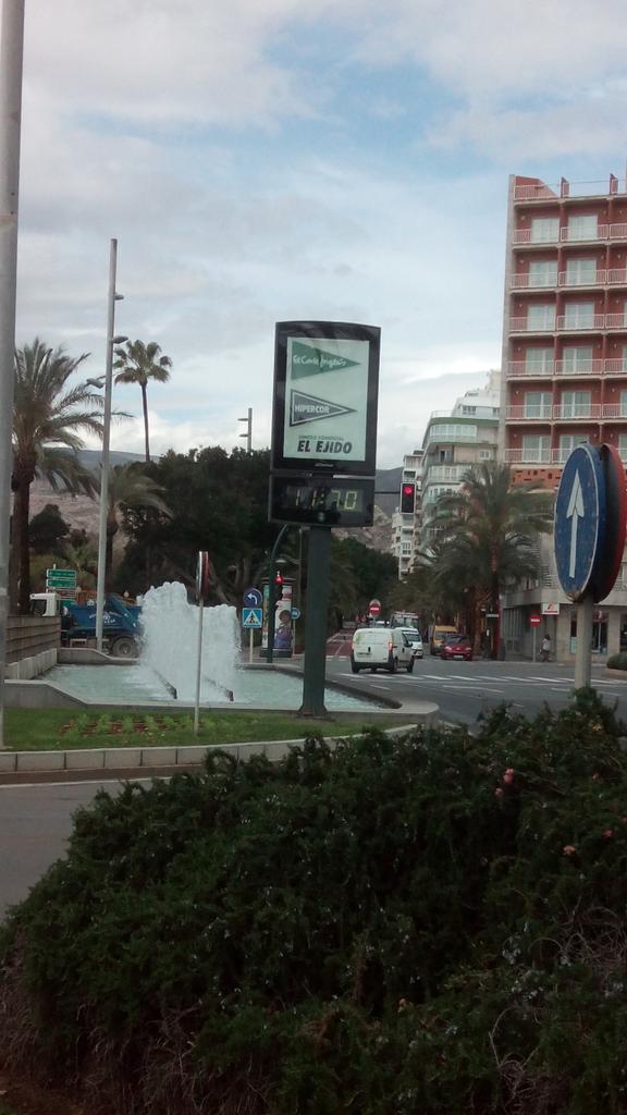 adrilopz97's tweet photo. Hay gente chula y después estamos nosotros, los almerienses... Las 11:70 de la mañana ? 😂 http://t.co/U96q27BhU8
