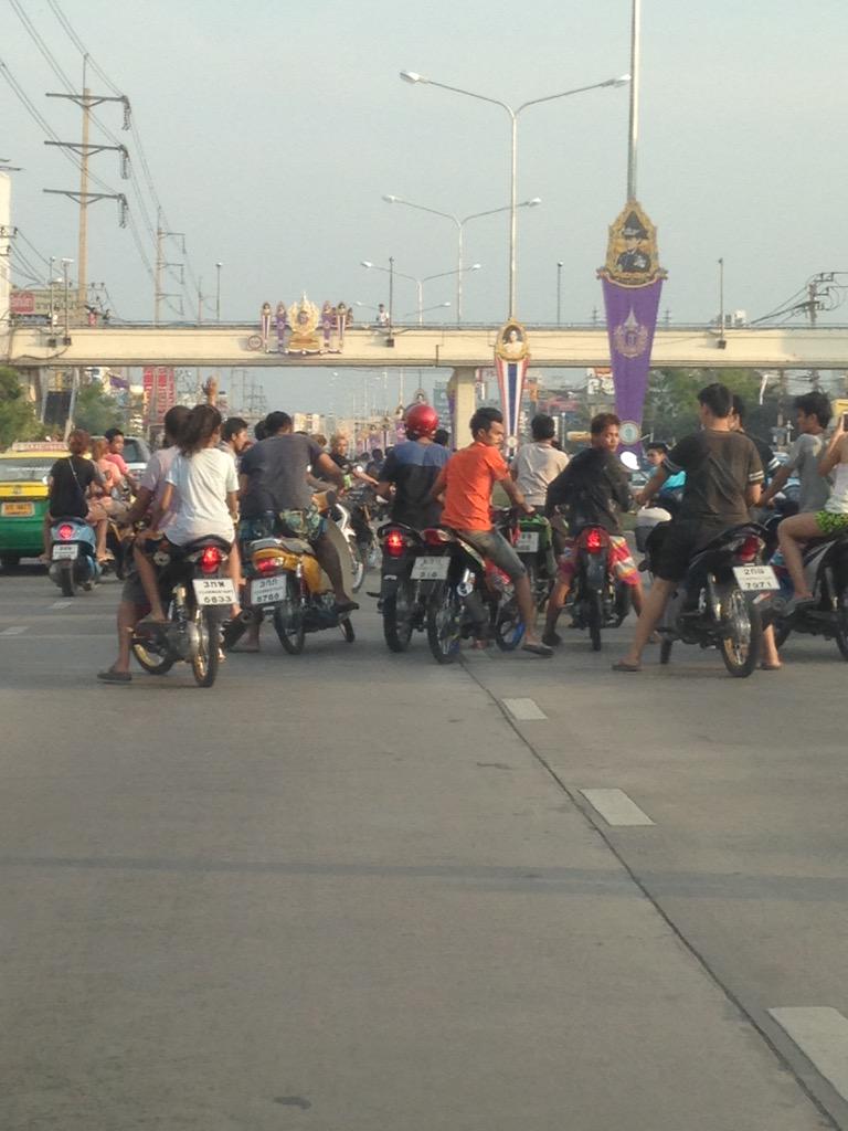 ktnewsonline's tweet image. "@js100radio แว๊นซ์ศรีนครินทร์อาละวาดหนักมา ระหว่างแยกศรีนุชมุ่งซีคอน" via:@Nuiclub