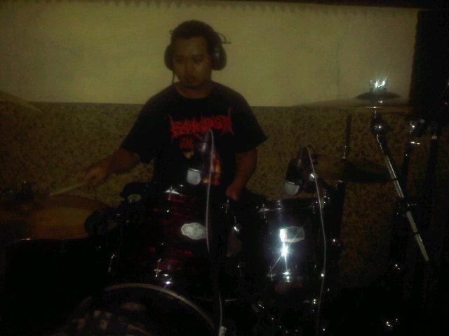 Drummer kita Omen Efendi sedang berpacu dalam metronom nih! Sikat! #making #RotationOfTheSun at <a href="/PLUGhomestudio/">PLUGhomestudio</a> \m/
