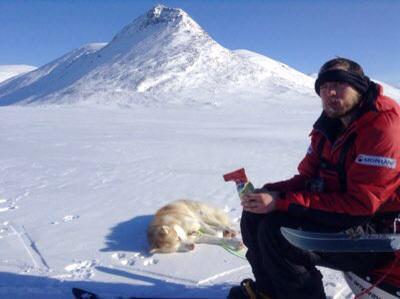 JTAnderson84's tweet photo. Two approaches to an Arctic rest stop-Jamie tops up with @wwbeefjerky, Colin takes a nap! #NORTH2015 #arctic http://t.co/9ETLJAeUbb