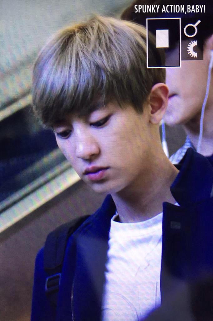 EXOPlanetBR's tweet photo. [FOTO] 14/03/15 Chanyeol no aeroporto de Jeju #EXOLLovesChanyeol (cr: sab) http://t.co/yZgHgaMKbO