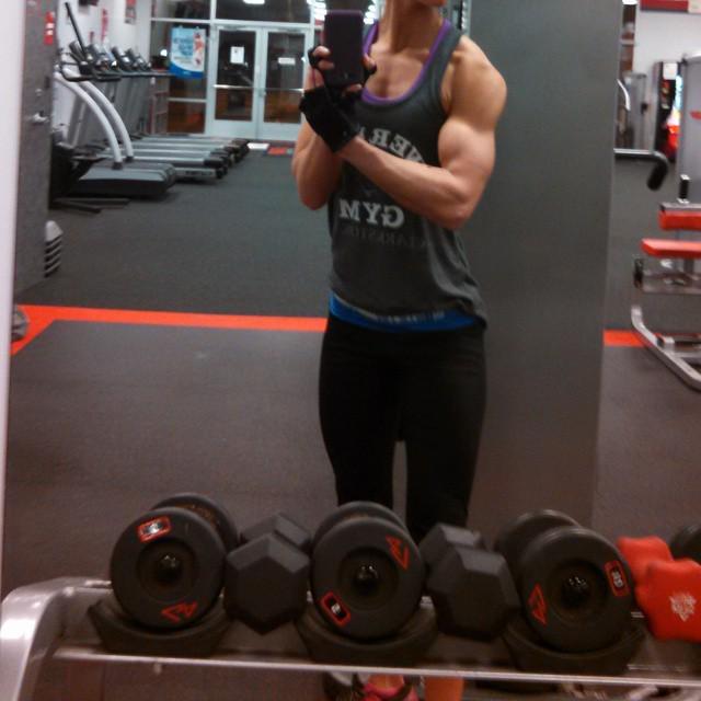 Yayay! (((Sings))) Getting strongerrrr! :) #fitfam #muscle #biceps #arms #biceppeak #delts #guns #powerhouse #snap …