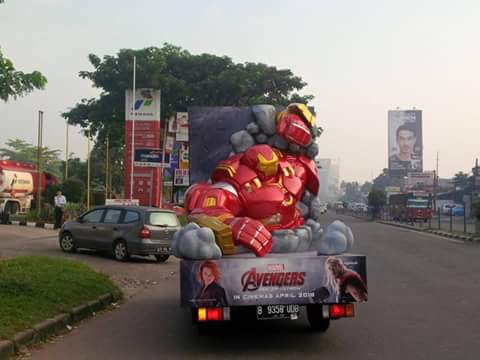 TheAvengersIndo's tweet photo. @Marvel @Avengers #AgeofUltron #Hulk &amp; @Iron_Man #Hulkbuster! Can u spot them in Jakarta, Heroes? @MarvelStudiosID http://t.co/V9yPyknwoQ