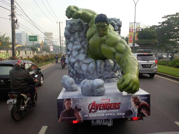 TheAvengersIndo's tweet photo. @Marvel @Avengers #AgeofUltron #Hulk &amp; @Iron_Man #Hulkbuster! Can u spot them in Jakarta, Heroes? @MarvelStudiosID http://t.co/V9yPyknwoQ