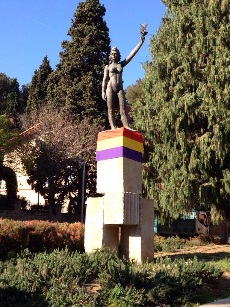 maguillamon's tweet photo. Feliç dia de la República  #14abril #OperacioRepublica amb @jovesev #Cerdanyola. @Laura_Bros @ICVcerdanyola http://t.co/Zg88I9PZbo