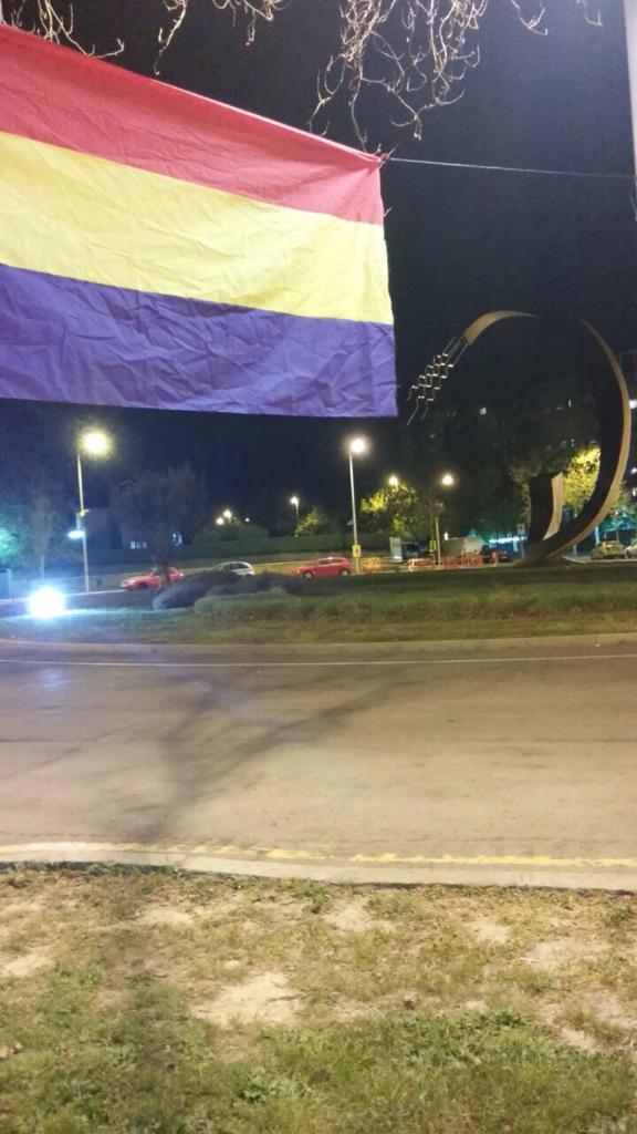 maguillamon's tweet photo. Feliç dia de la República  #14abril #OperacioRepublica amb @jovesev #Cerdanyola. @Laura_Bros @ICVcerdanyola http://t.co/Zg88I9PZbo
