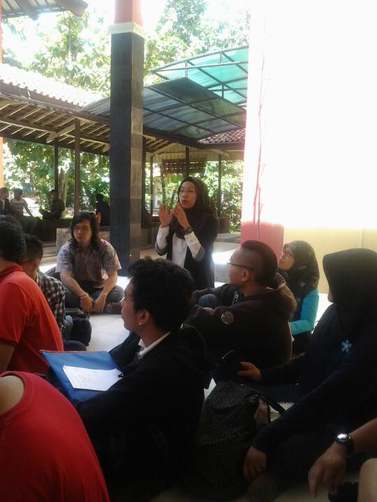 teriakdita's tweet photo. Bu rully menjelaskan proses mengkaji kampung gandekan. Jgn serius2 yah, ntar ucinx loh @nonieknurulhan @kampungnesia http://t.co/HZAPeeATgY