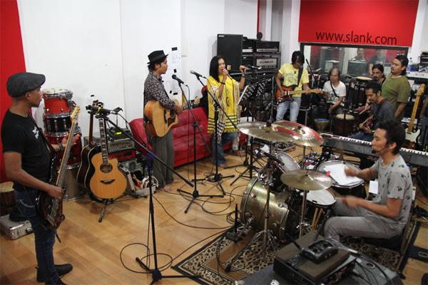 d'Rumah Harmoni baru aja kelar latihan buat Konser #DrugsFreeAsiaAfrika 19 April 2015 di Monas!