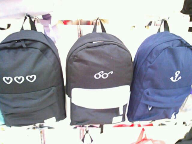 Covers Plus 浜松 A Twitter こんばんは 今日は１日雨でしたね 前回 大人気だったスウェットロゴリュックが入荷しました ワンポイントなので缶バッジやワッペンをつけて自分流にアレンジしちゃいましょ 全て 1 900 税 Http T Co Nunz5afic8