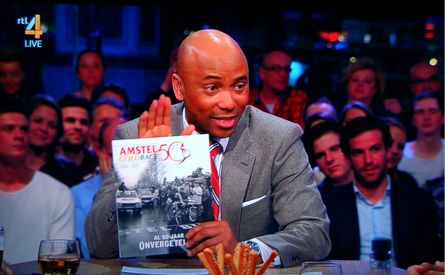 Jubileumboek <a href="/Amstelgoldrace/">Amstel Gold Race</a> gisteren te zien <a href="/RTLLateNight/">.</a> Straks persconferentie @AmstelGoldXp #design #trots