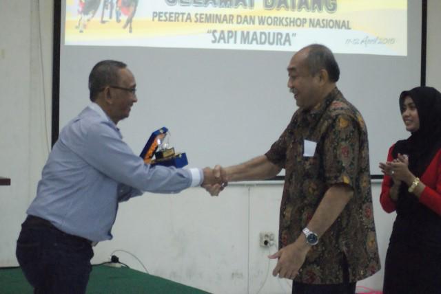 Penyerahan kenang-kenangan kepada UPT Pembibitan Ternak dan Kesehatan Hewan Madura, Bapak drh. Indra Subekti.