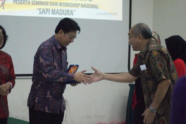 Penyerahan kenang-kenangan kepada Direktur Perbibitan Ternak, Bapak Ir. Abu Bakar SE, MM.