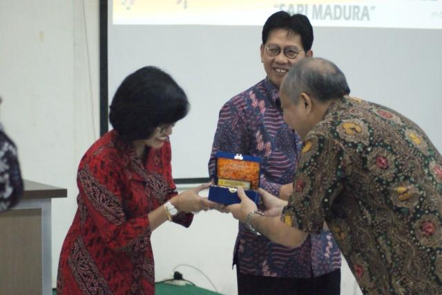 Penyerahan kenang-kenangan kepada Komisi Bibit Nasional, Ibu Dr. Ir. V. M. Ani Nurgiartiningsih, M.Sc.