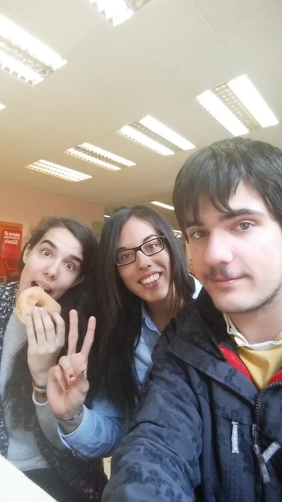 EmilioGarciaR8's tweet photo. Desayunando con @evusa91 y @Marta_Calv0 http://t.co/RjPO4nvjCd
