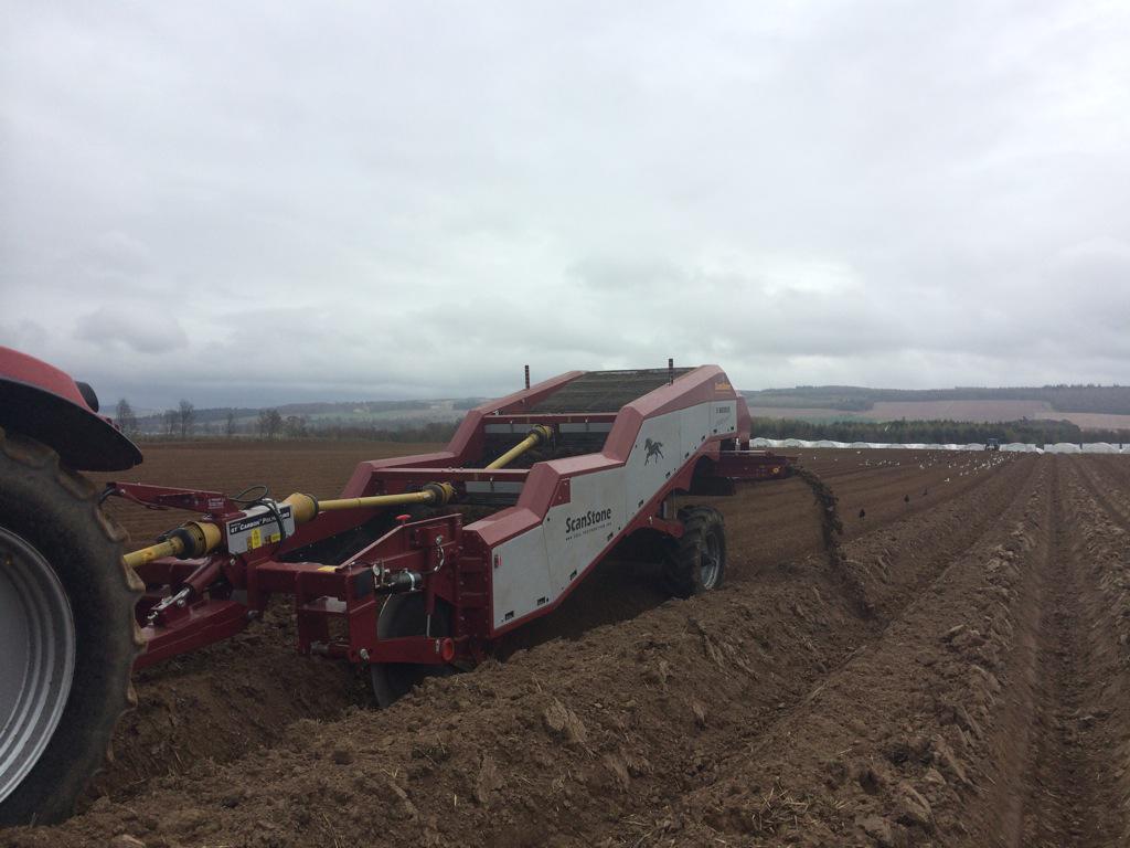 grewarfarming's tweet image. New toys to feed #potatoaddiction yesterday, planting #marispiper at Hallyburton #scanstone