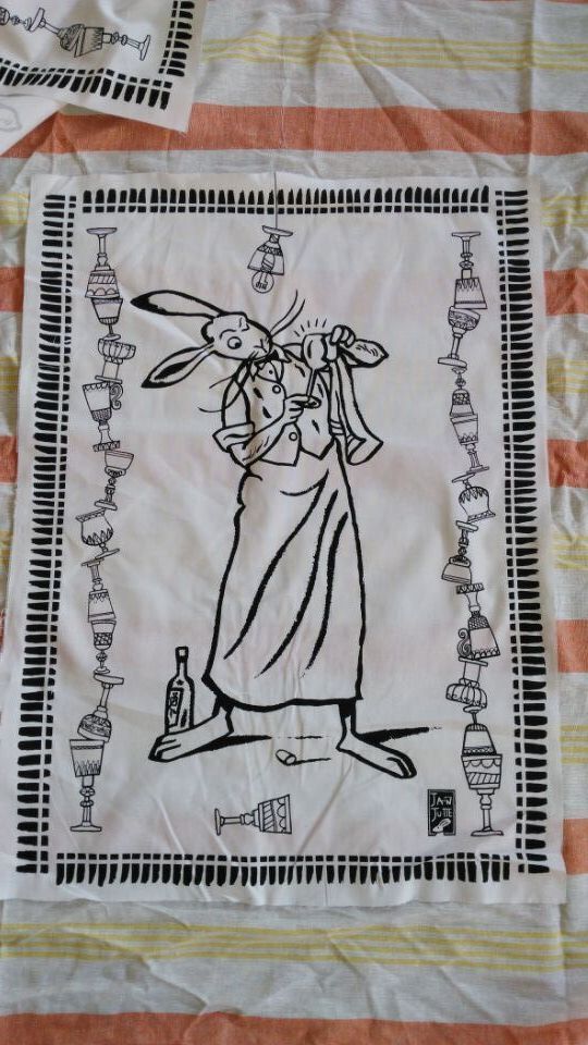 JanJutte's tweet photo. Onze hazentheedoek is geprint! Nu nog de rand stikken en dan vliegen ze naar ons toe!Binnenkort te koop! http://t.co/TlaCaSYDnT