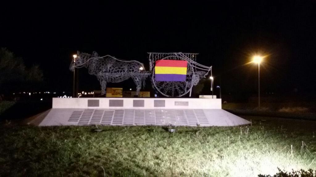 pacomorales's tweet photo. El monument dels Carreters de Santa Perpètua també és republicà #OperacioRepublica #JEV @iniciativaSPM http://t.co/7TL261c3UP