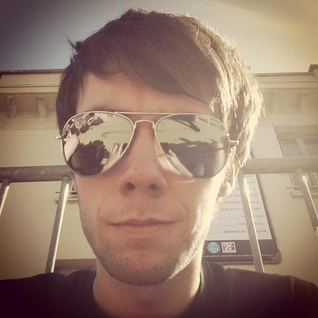 nextismine's tweet photo. Posé à l'entrée #Lyon #SystemOfADown #SOAD #soader #WakeUpTheSouls http://t.co/put7iyuqvr
