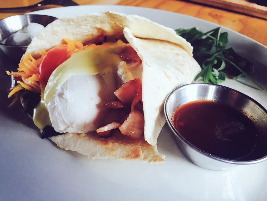 KFMza's tweet photo. Breakfast is served @fred_and_max! Hungry #KFMCrew are happy to dig in! http://t.co/5JUl3xNG87