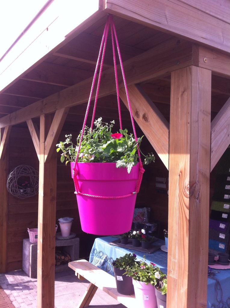 Nieuwe hangpotten in het assortiment! Nu voor 13,95 inclusief de beplanting! Verkrijgbaar in diverse kleuren..