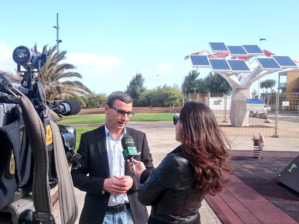 @RTVCes interesándose por el innovador proyecto del Árbol Fotovoltaico, en @PuntaDelHidalgo #ParqueSostenible
