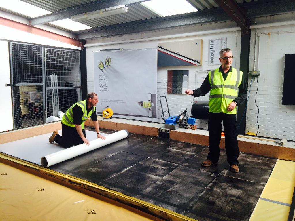 ellenrosecave's tweet image. Live demo of the new #selfadhered membrane from @SikaSarnafilUK - so fast!