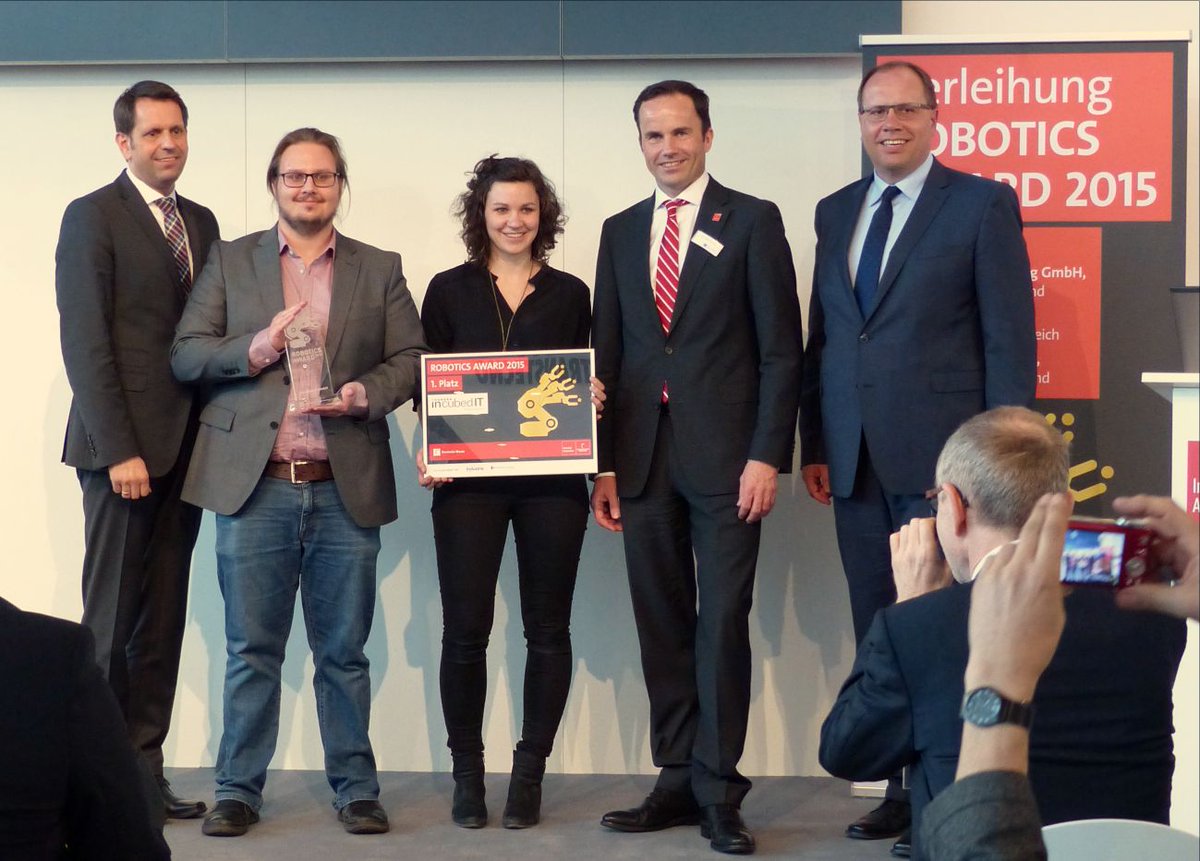 hannover_messe's tweet image. Autonome #Transportroboter, die Hindernissen ausweichen - ROBOTICS AWARD 2015 für @incubedIT ==&amp;gt;  #HM15