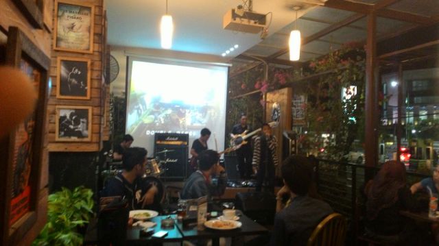 Thank's to cafe <a href="/ddippssamarinda/">Double Dipps Smd</a> , comunitas M.J.R yg tlah menyelenggarakan event blues night .. acarax keren..