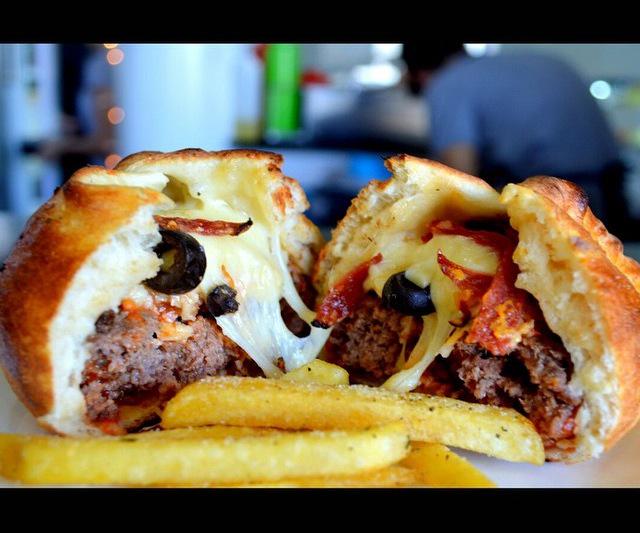 pizzaburgercorp's tweet photo. Crujiente por fuera, jugosa por dentro. #pibu #peppe #pizzaburger http://t.co/3QRy1U5lXZ