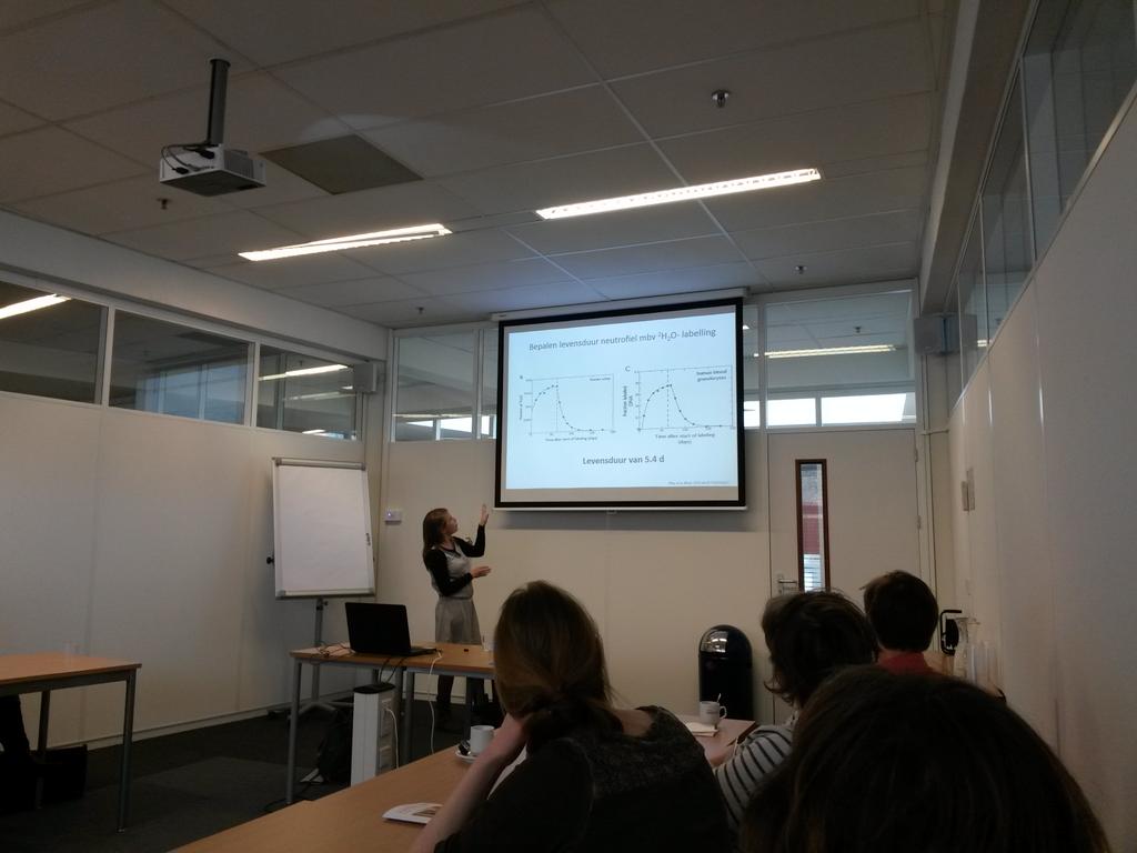 JuniorCollegeU's tweet photo. Nienke Vrisekoop legt uit hoe leerlingen op haar lab ontdekten dat tekstboeken niet altijd meer juist zijn. http://t.co/5x4XA7kfDy