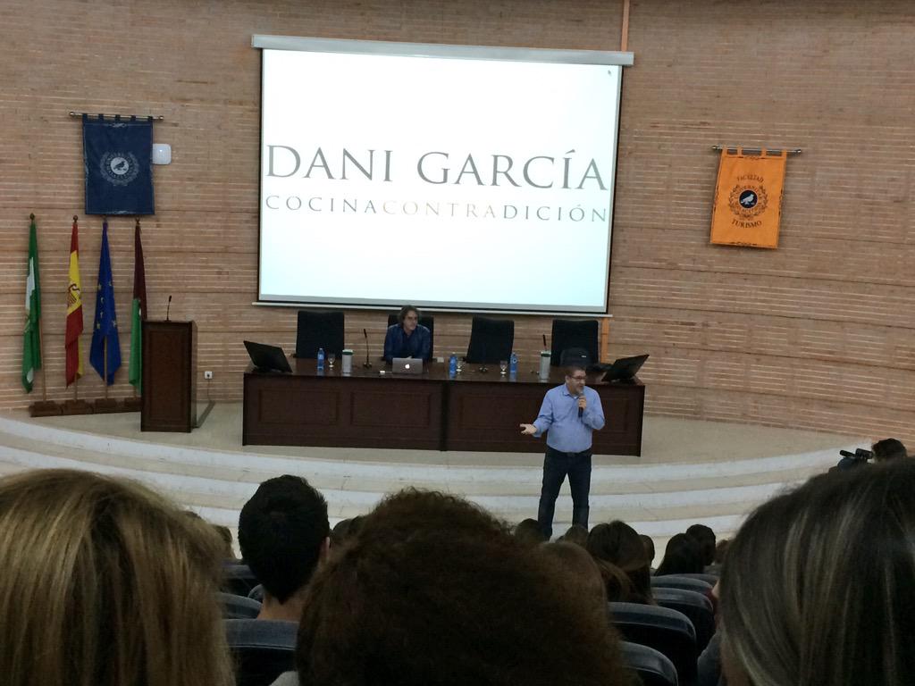 Maribelvr_91's tweet photo. Interesante conferencia de @danigarcia_ca en @Turismo_Uma #AltaCocinacomoProductoTurístico http://t.co/ZByK2V56Ov