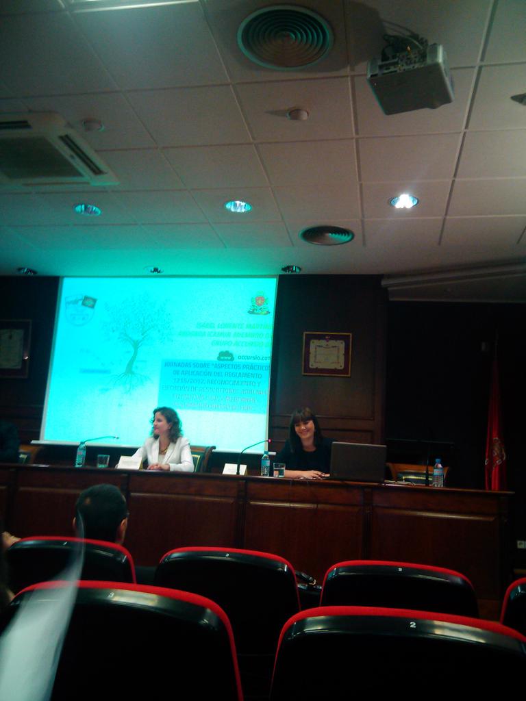 Idoiacampoy's tweet photo. @LorenteIsa Magnífica ponente sobre "Contratos internacionales de trabajo en el Reglamento 1215/12" http://t.co/cMniuZdppq