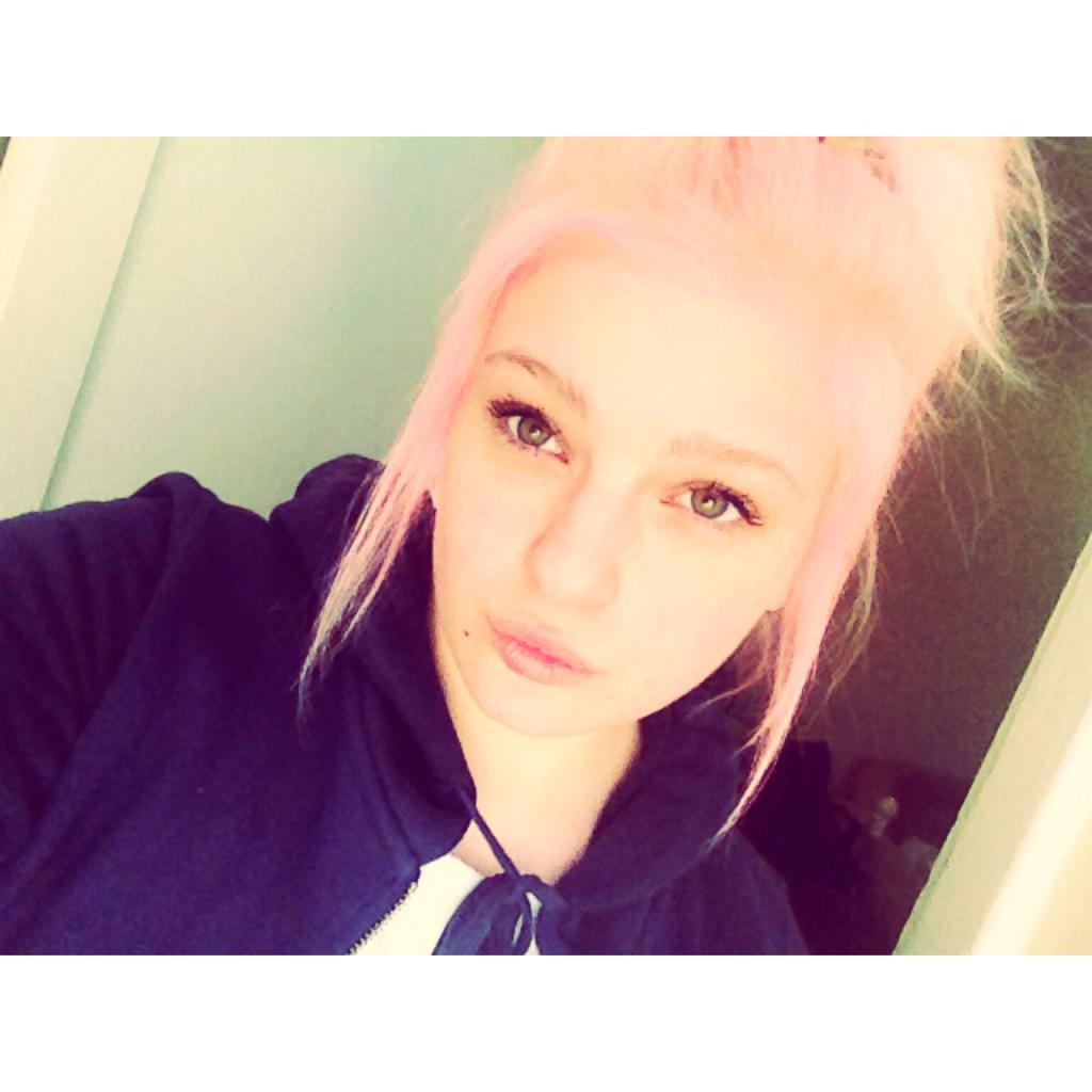 kiera_roost's tweet photo. Pink hair🙊🙊🙊🙊 http://t.co/O67Fp9GWvQ